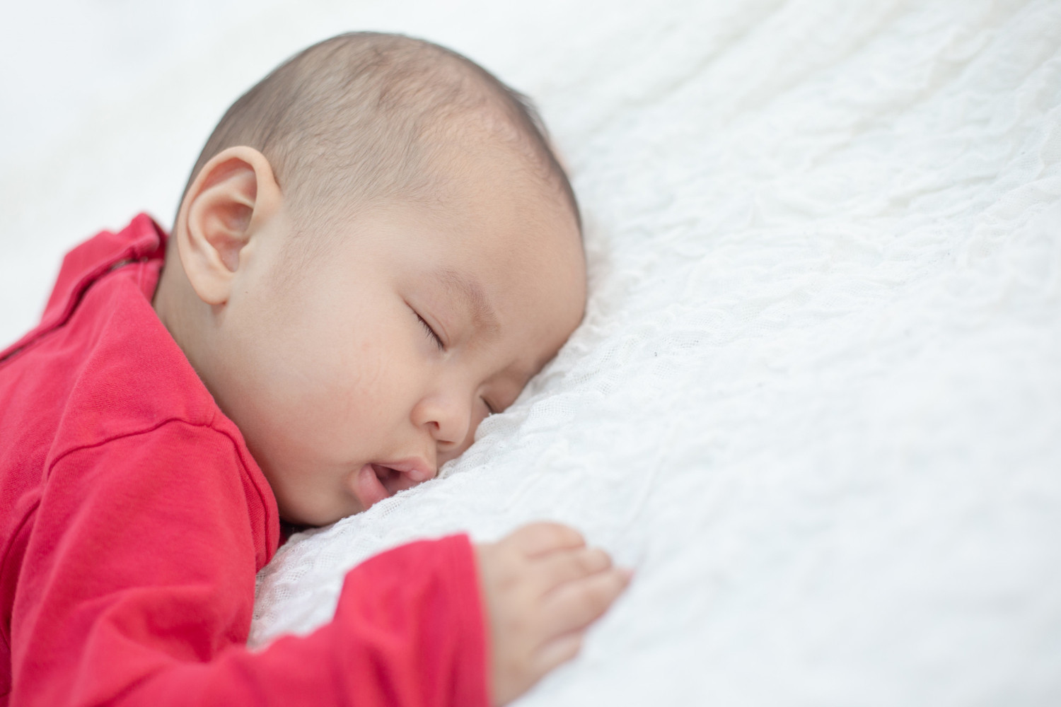 Dlaczego niemowlę śpi z otwartą buzią?