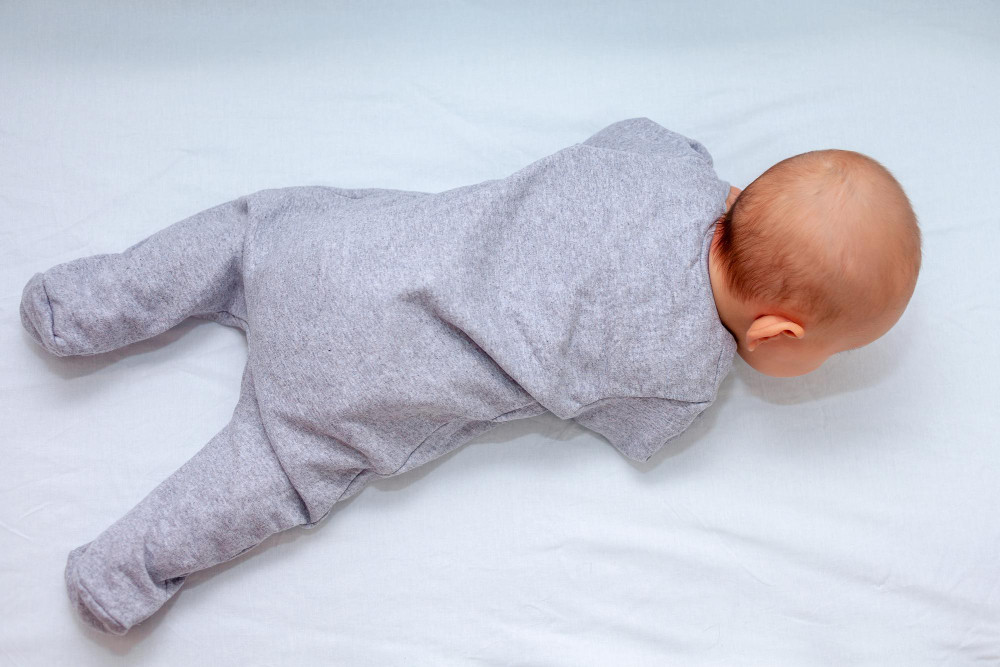 Jak długo noworodek może leżeć na brzuchu?